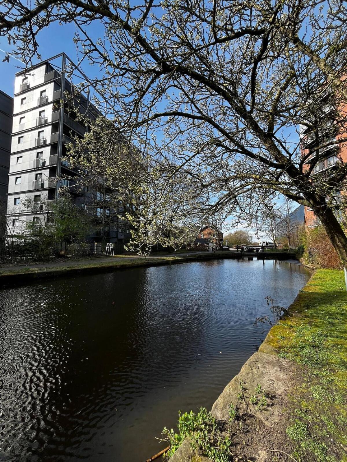 Serene 2-Bed Flat With Canal Views - Coop Live & Ethiad مانشستر المظهر الخارجي الصورة