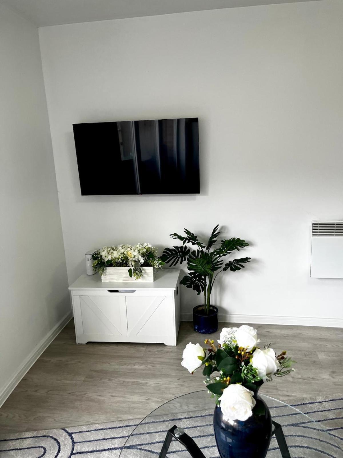 Serene 2-Bed Flat With Canal Views - Coop Live & Ethiad مانشستر المظهر الخارجي الصورة